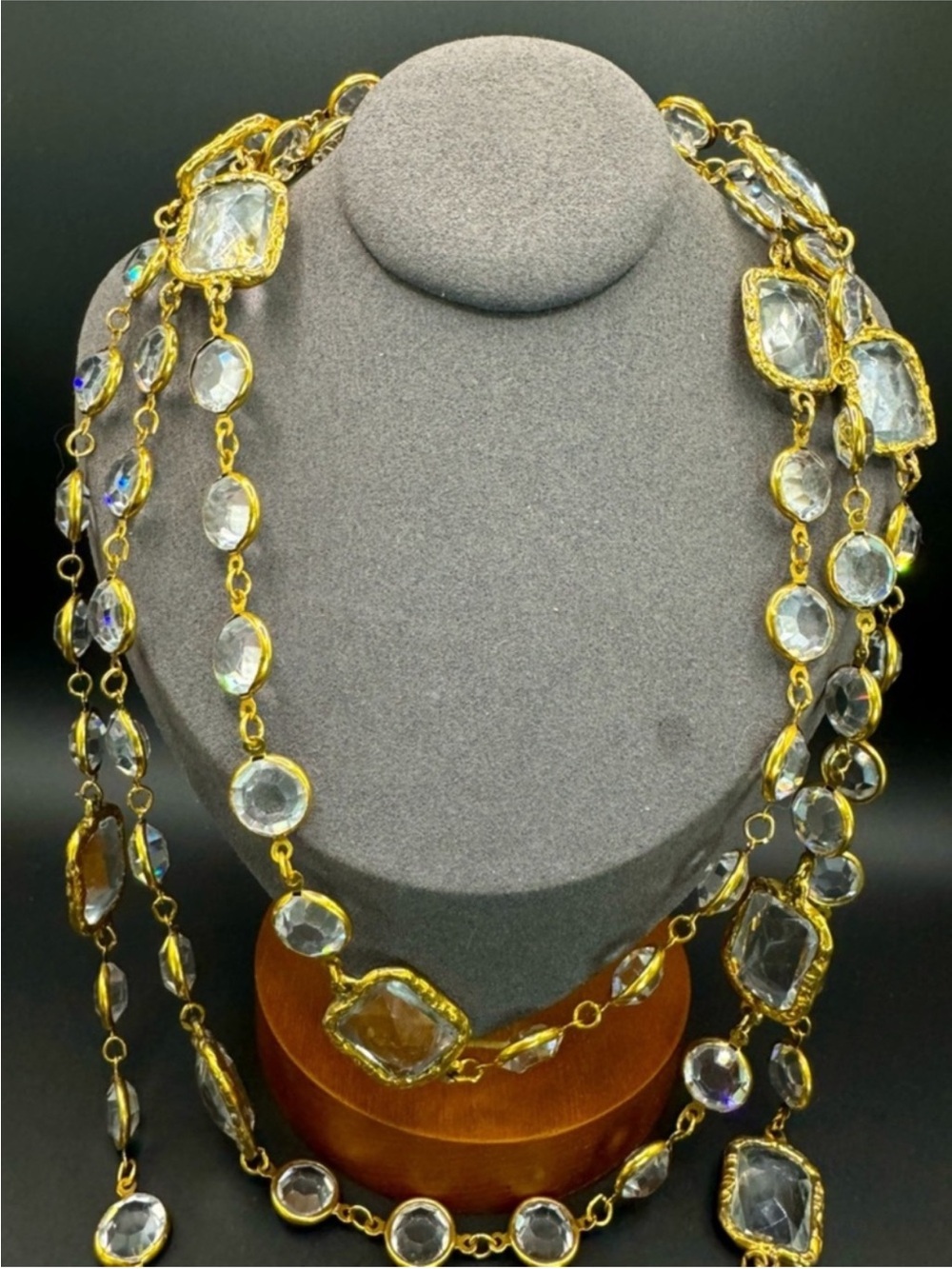 Chanel 24K Gold Plated 1981
Vintage Chicklet Long Opera
$10.000 $15,000